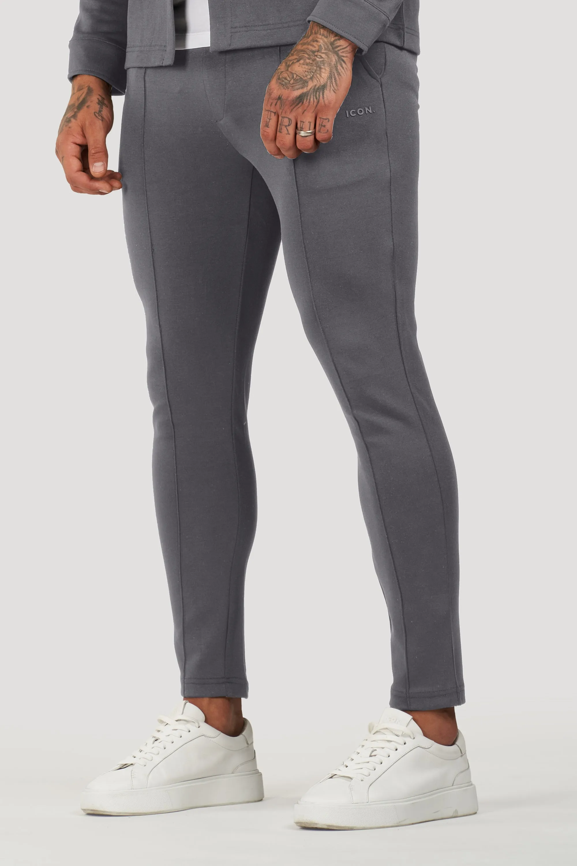THE ATHLETIC JOGGER