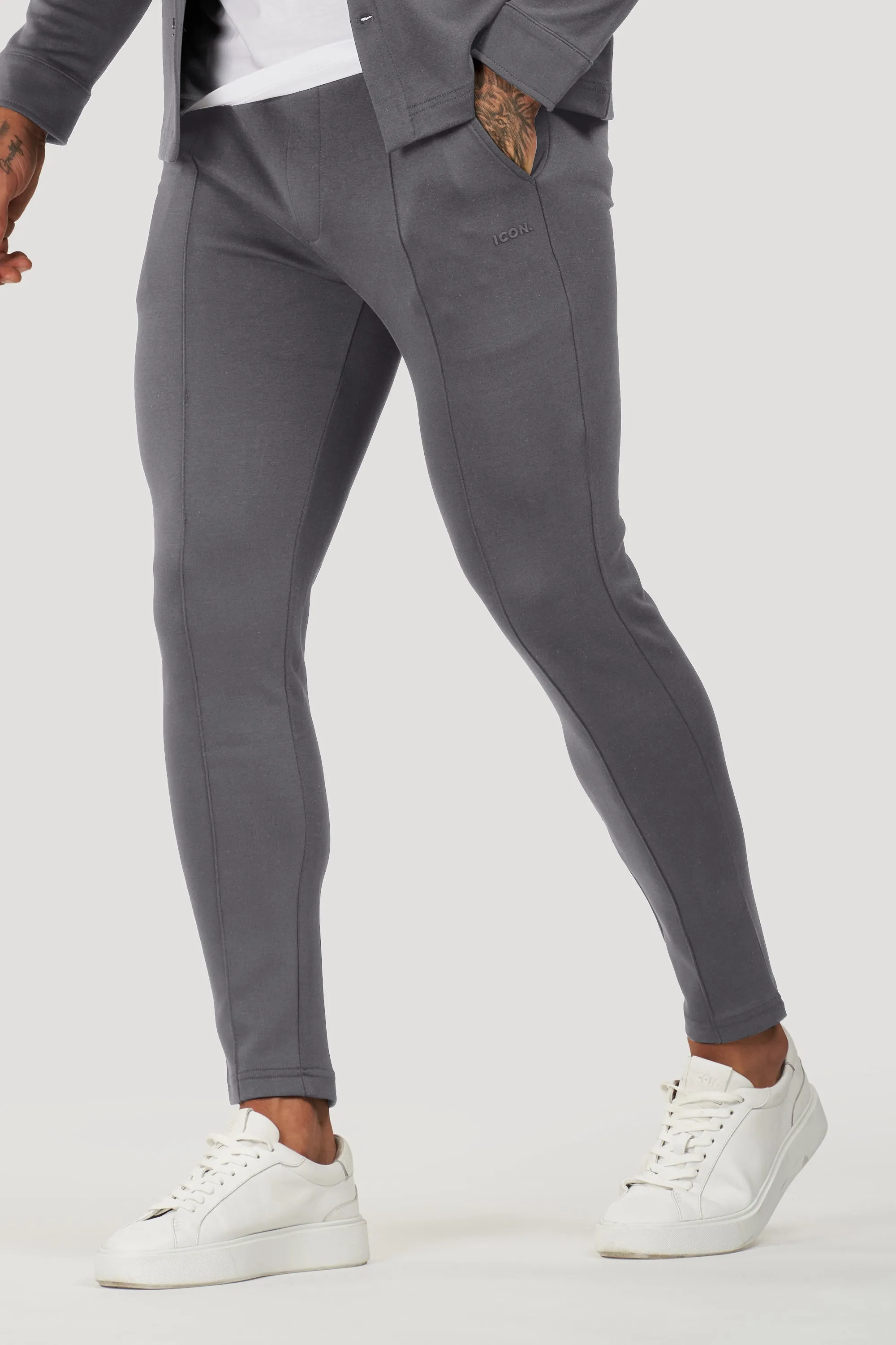 THE ATHLETIC JOGGER